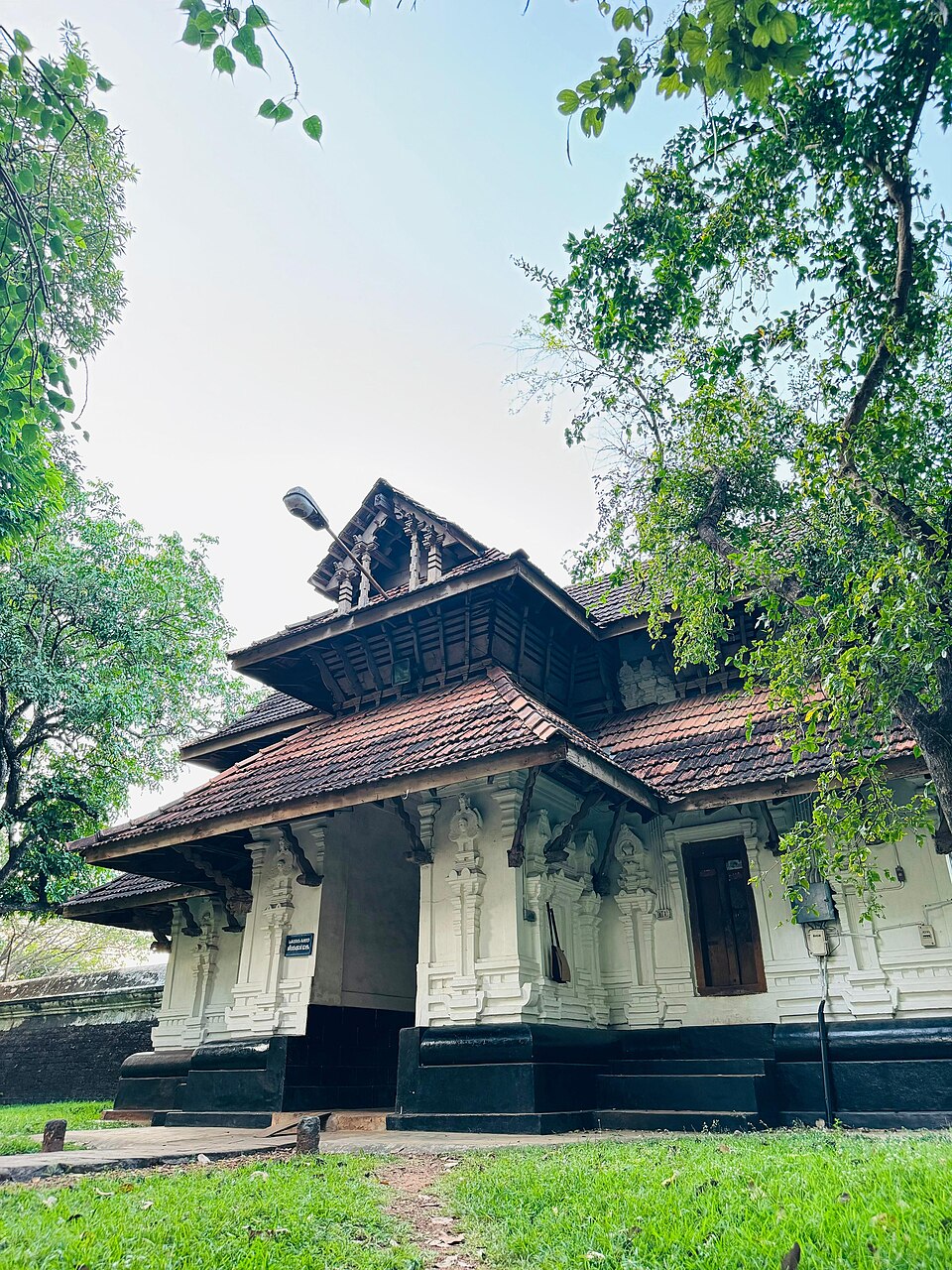 Vadakkunnadhan Temple Thrissur — the ancient Kerala-style temple complex with its four gopurams and central hillock setting