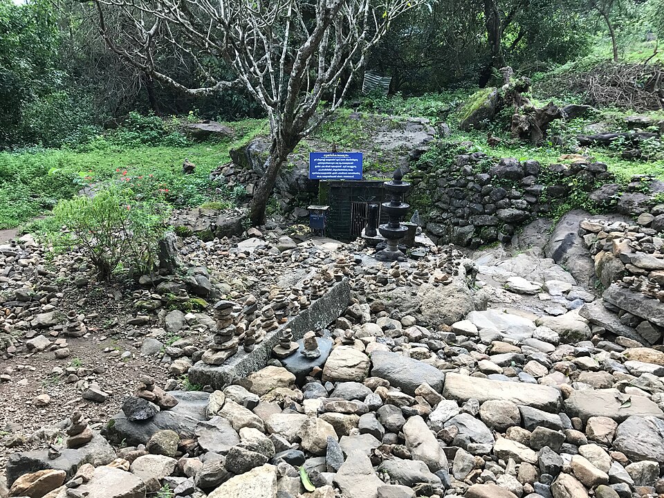 Walkway leading to the Papanasini sacred water at Varkala in Kerala — the path devotees take to reach the sea for Bali Tharpanam during Karkidaka Vavu